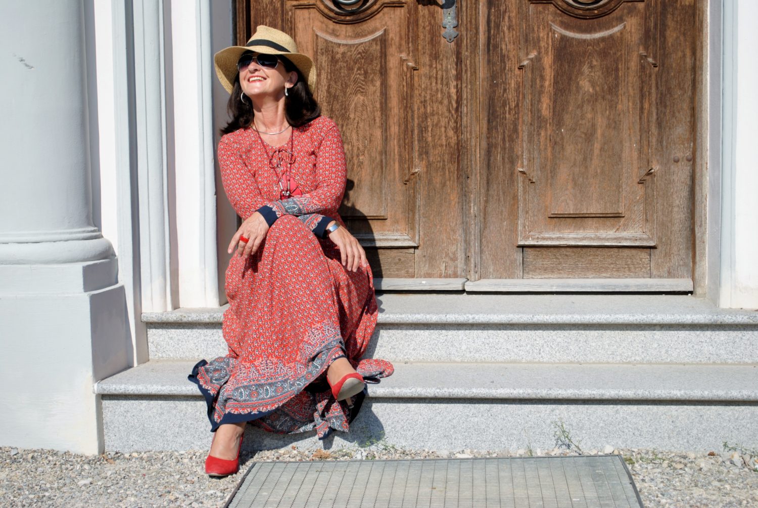 maxikleid-im-sitzen-vor-der-tuer