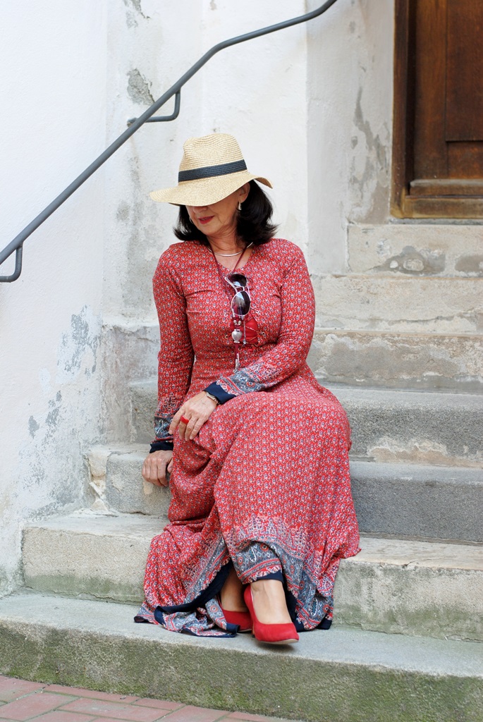 maxikleid-sitzend-auf-der-treppe-ii