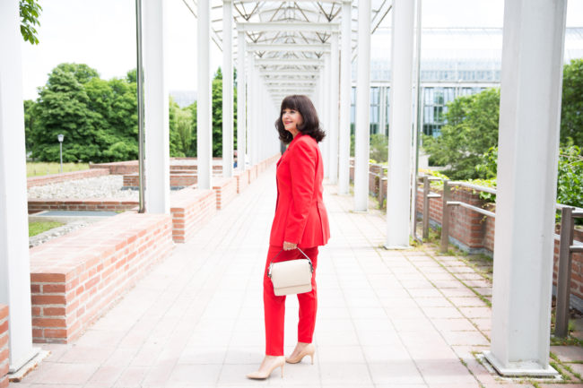 Roter Hosenanzug eleganter Look
