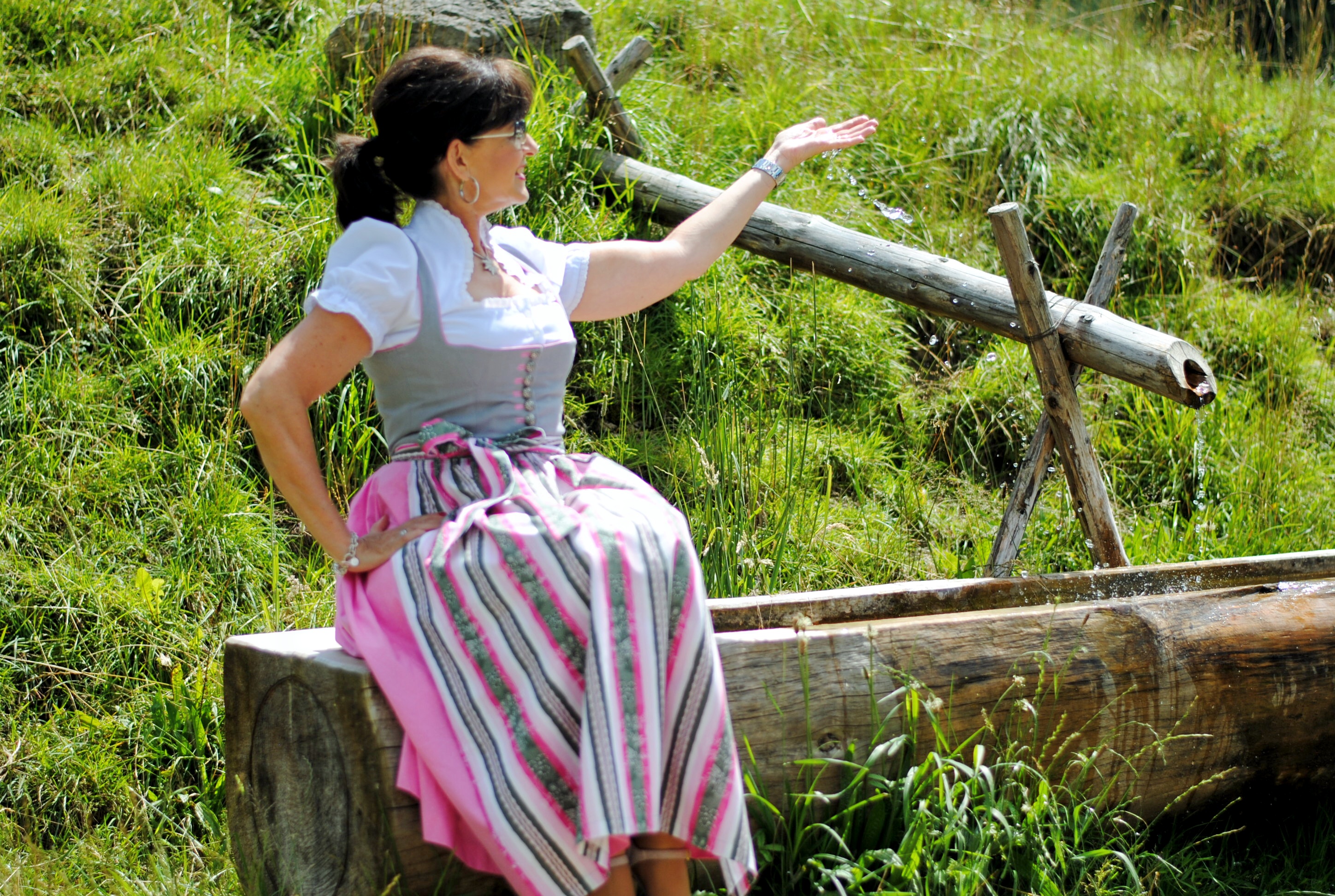 wiesn-dirndl-am-wasser