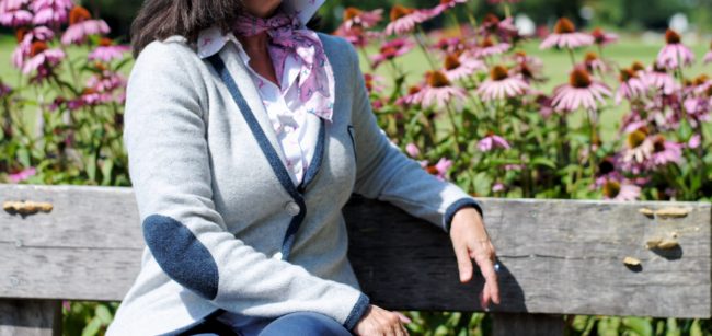 auf der Bank im Bauerngarten