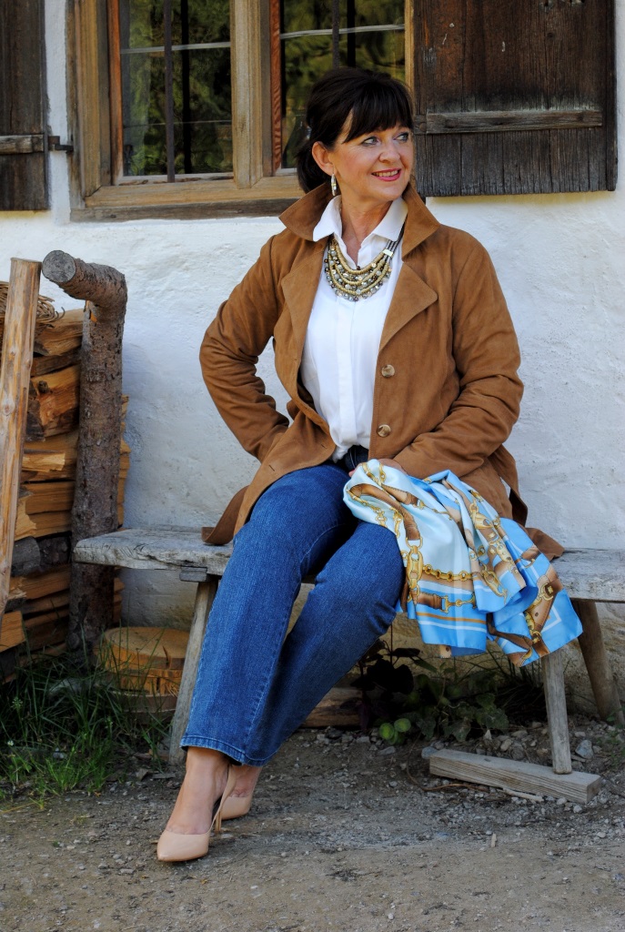 im-mantel-durch-den-herbst