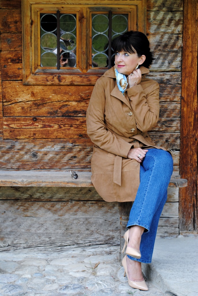 vor-dem-haus-mit-mantel