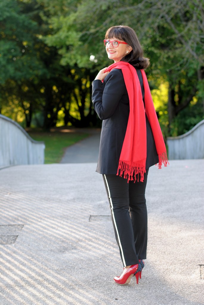 black-look-rueckseite-mit-schal