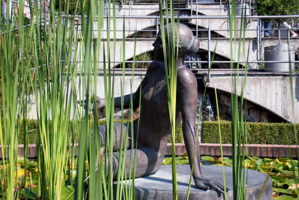 figur-im-seerosenteich