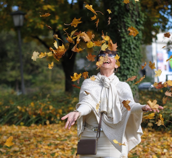 Herbstoutfit mit hellem Cape