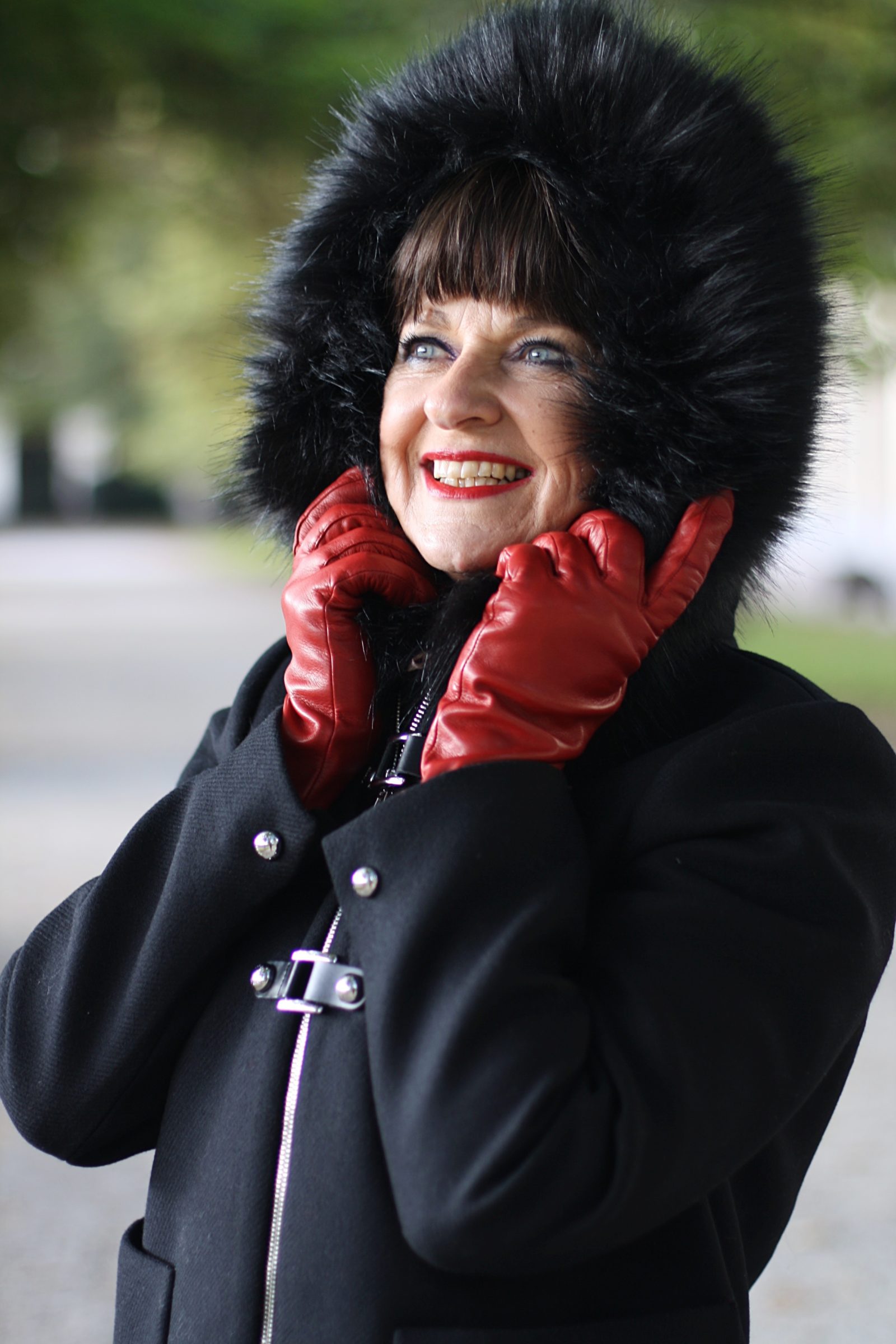 jacke-mit-kaputze-und-roten-handschuhe-top