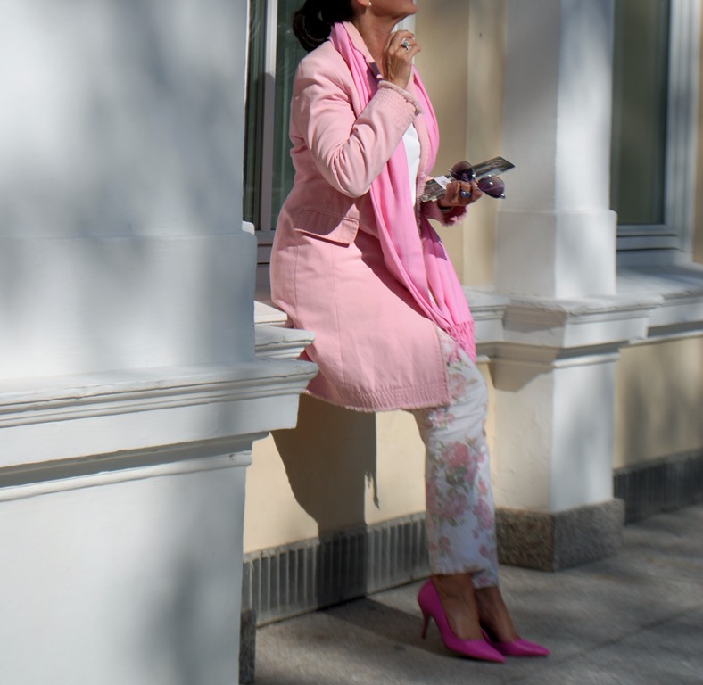 rose-mantel-mit-bunter-hose