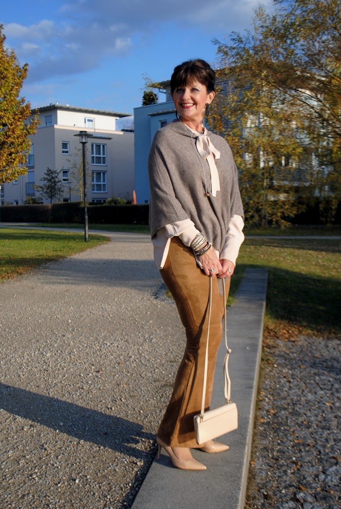 cape-im-komplettlook-am-see