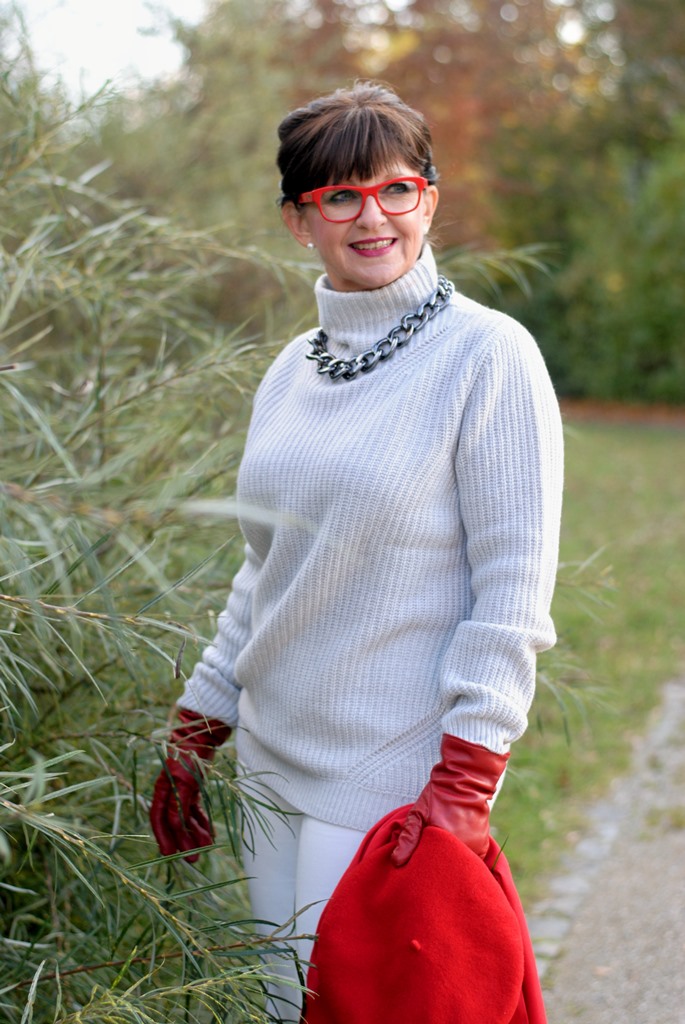 pulli-mit-roten-accessoires