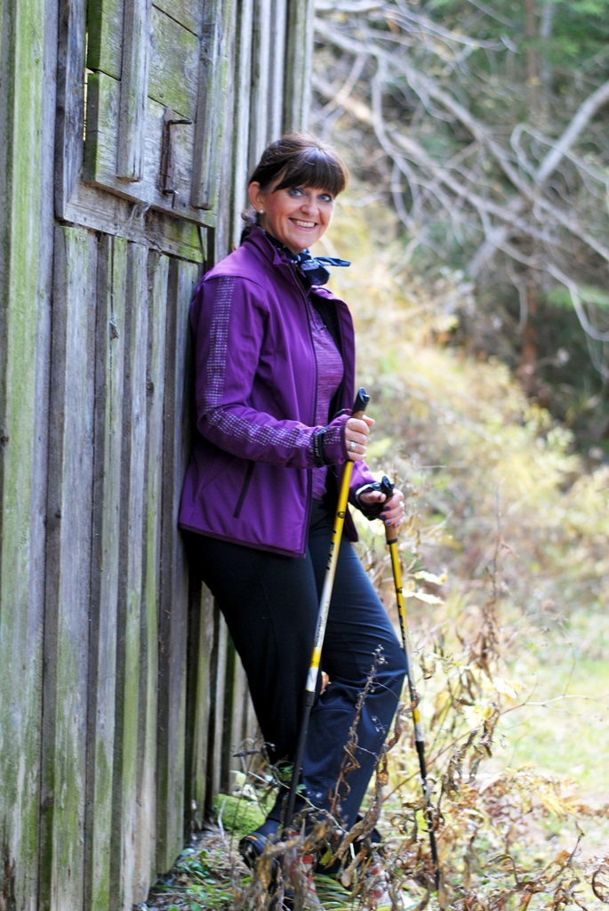 wanderoutfit-an-der-seite-lila