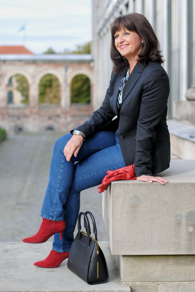 dunkelblauer-blazer-sitzend-ii