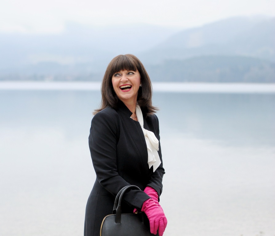 Blazer und weiße Bluse