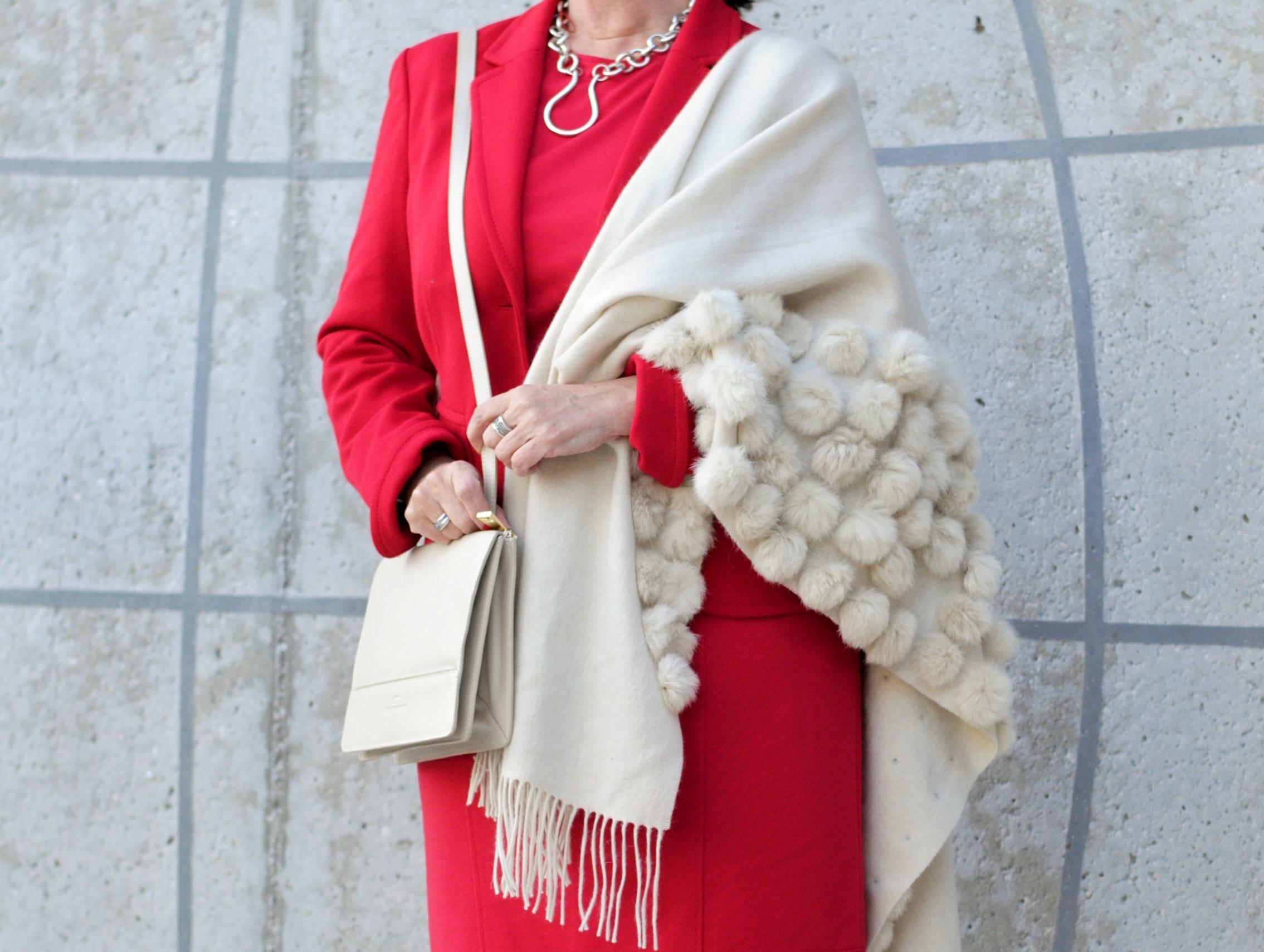 helle-stola-und-tasche