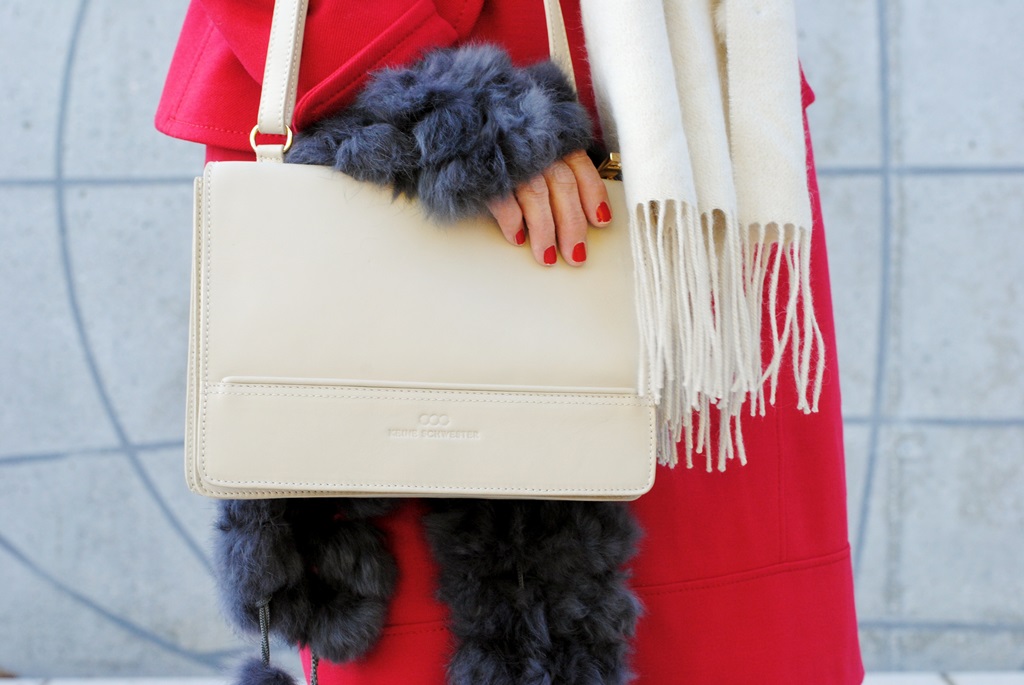 helle-tasche-mit-accessoires