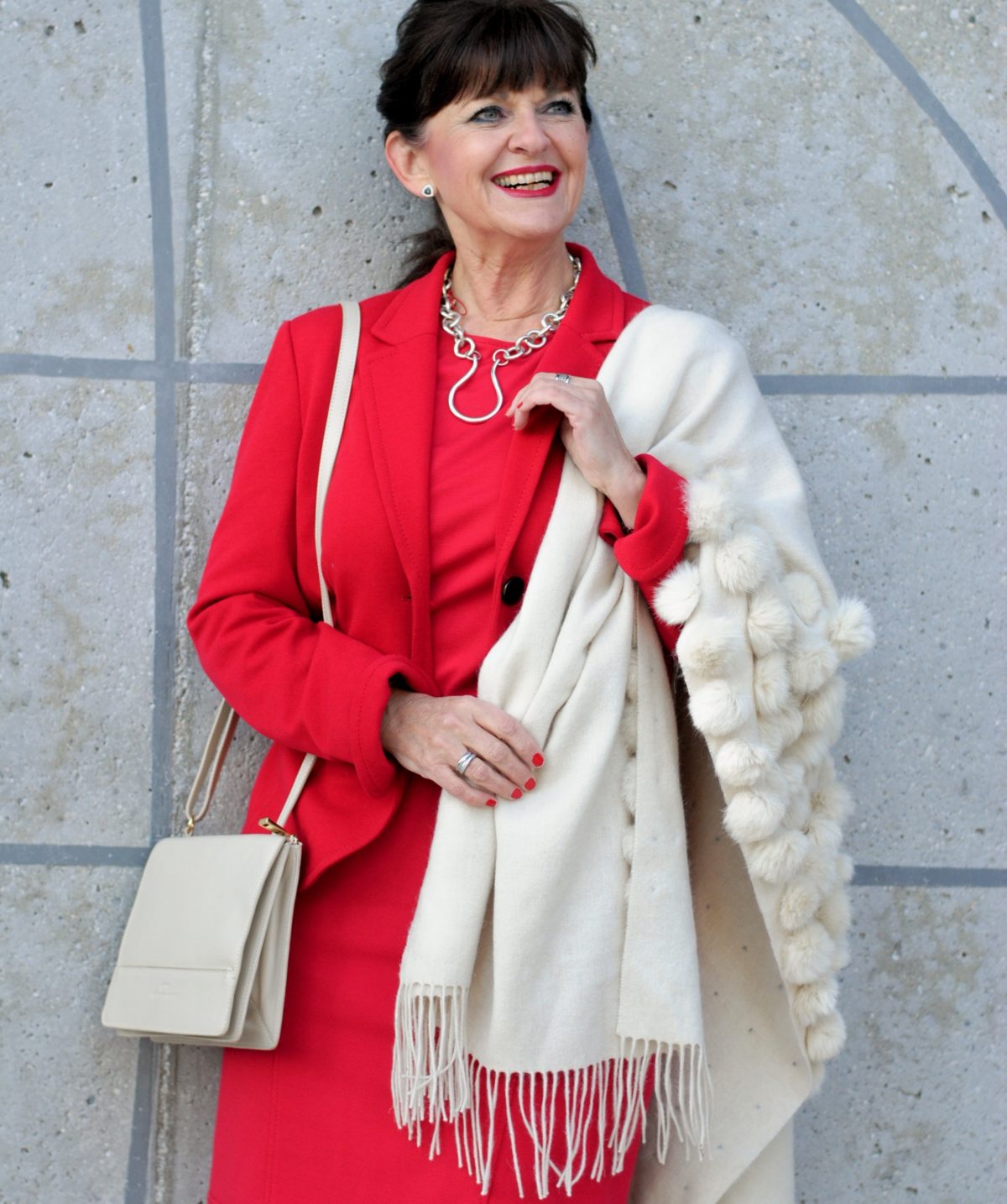 helle-tasche-mit-rotem-oberteil-und-stola