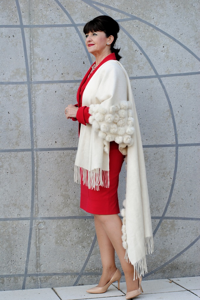 rotes-kostuem-mit-stola