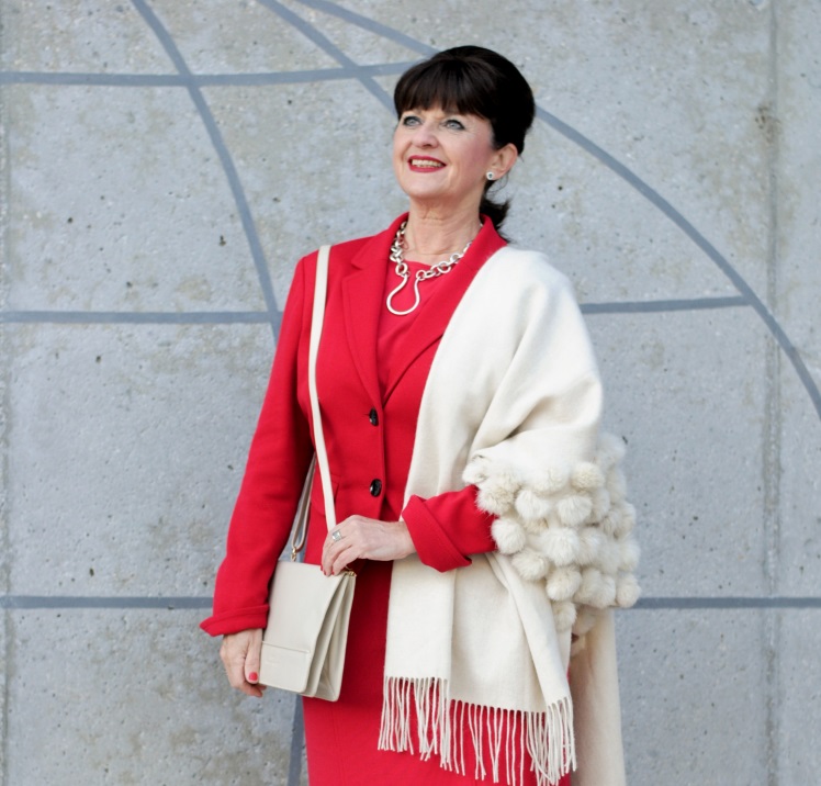 rotes Etuikleid mit Stola