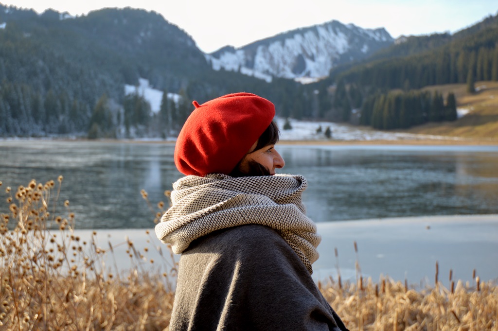 schal-und-muetze-am-see