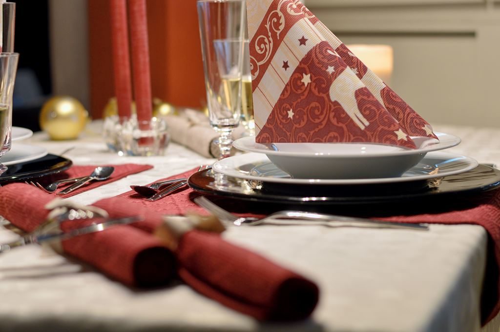Weihnachtlich aufgetischt – Knigge Tipps zum Fest
