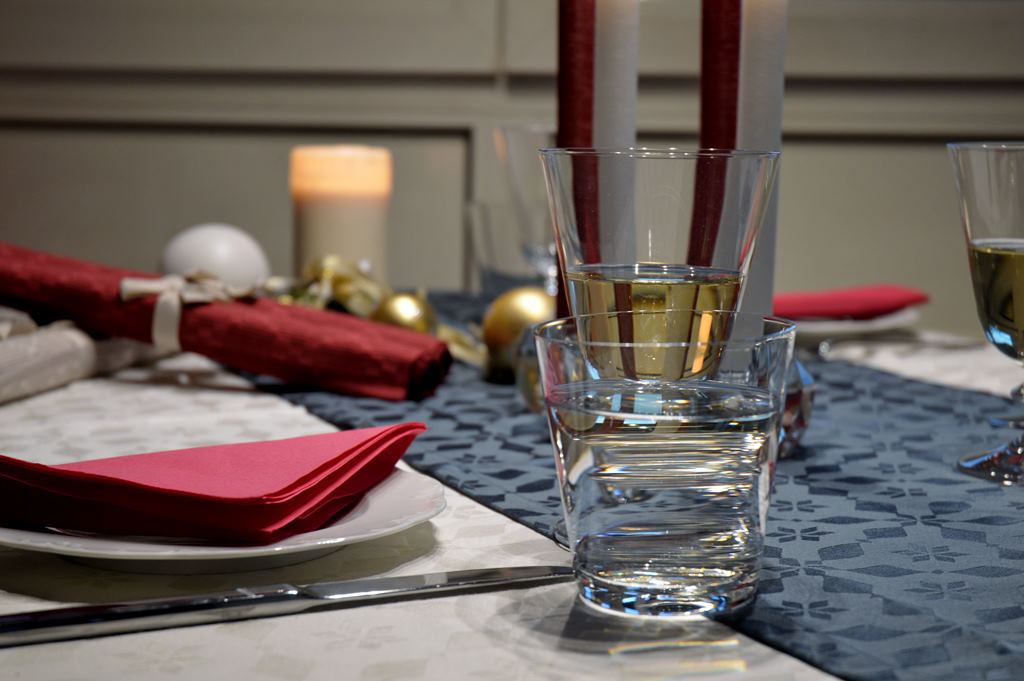 tischlaeufer-blau-mit-wasserglas