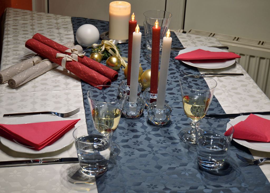 tischlaeufer-blau-komplett-mit-kerzen