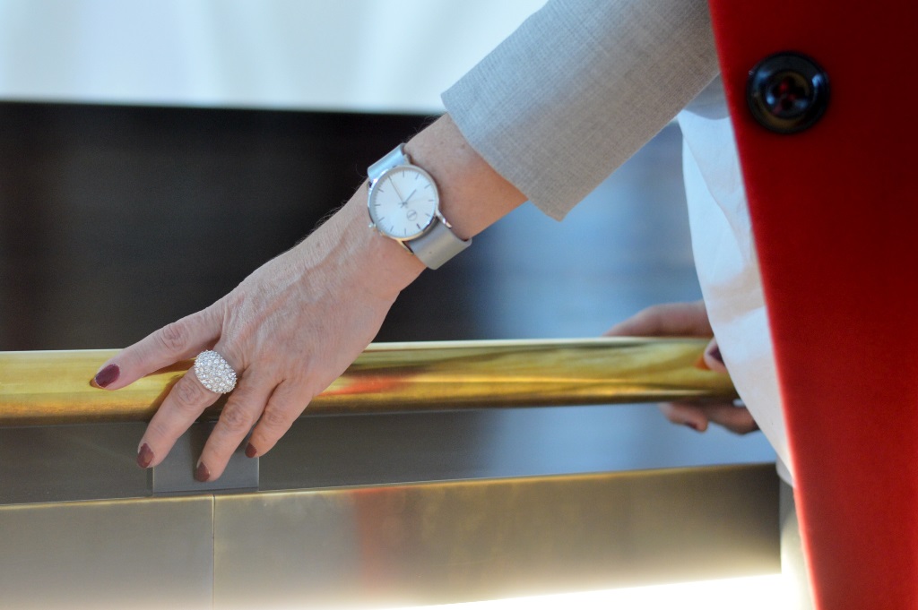 Graue Uhr mit hellem Ziffernblatt