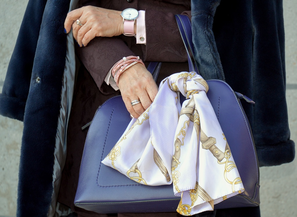 blauer-mantel-mit Accessoires