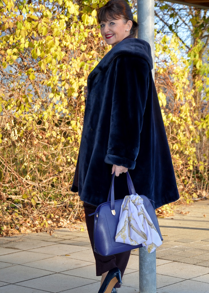 blauer-mantel-und-handtasche