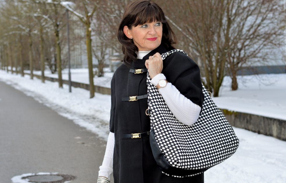 Cape mit Jacke in Black & White