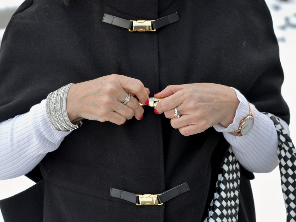 Cape mit Goldknöpfe