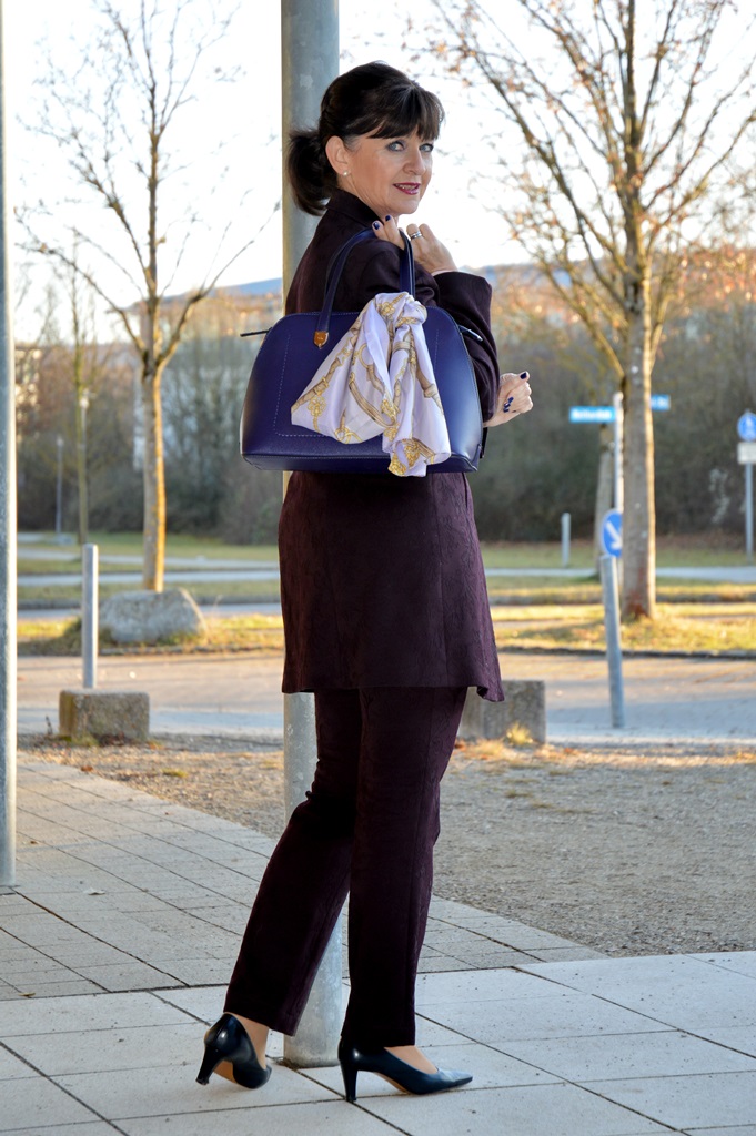 hosenanzug-mit-handtasche