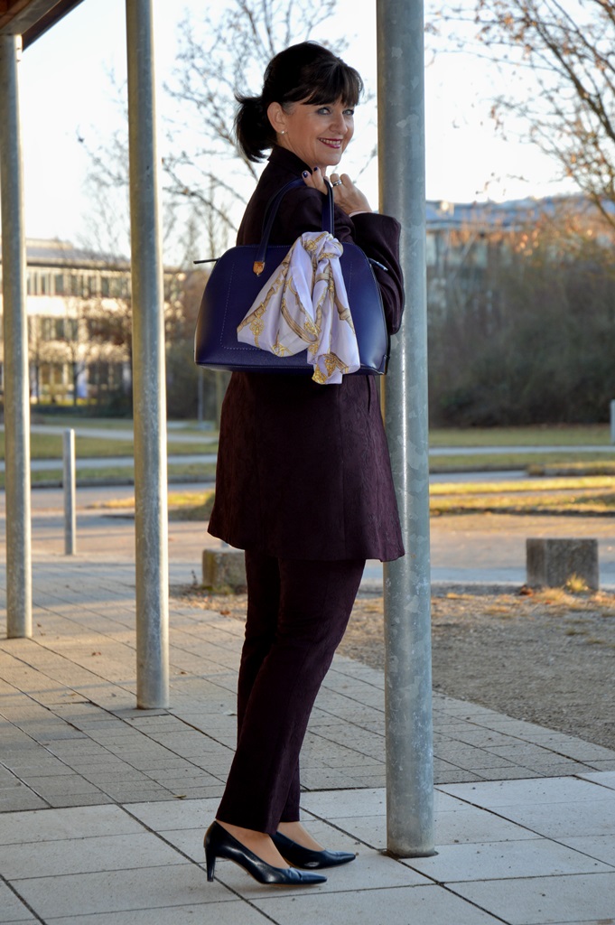 hosenanzug-und-handtasche