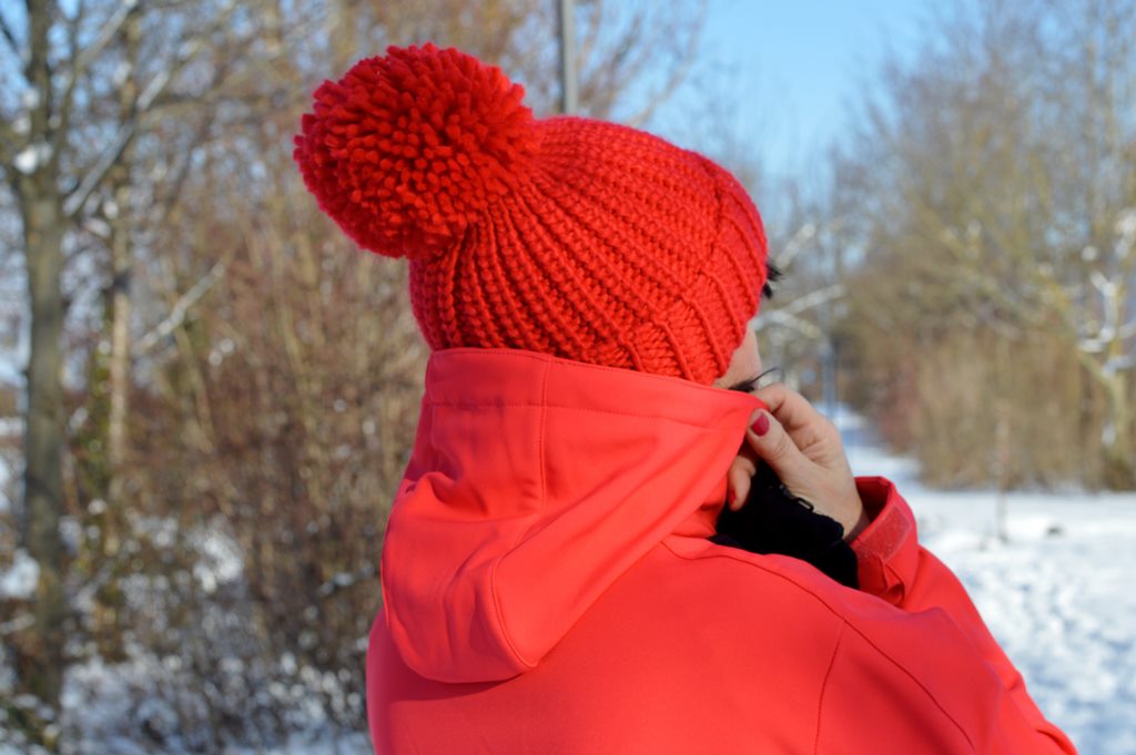 Rote Mütze im Winter
