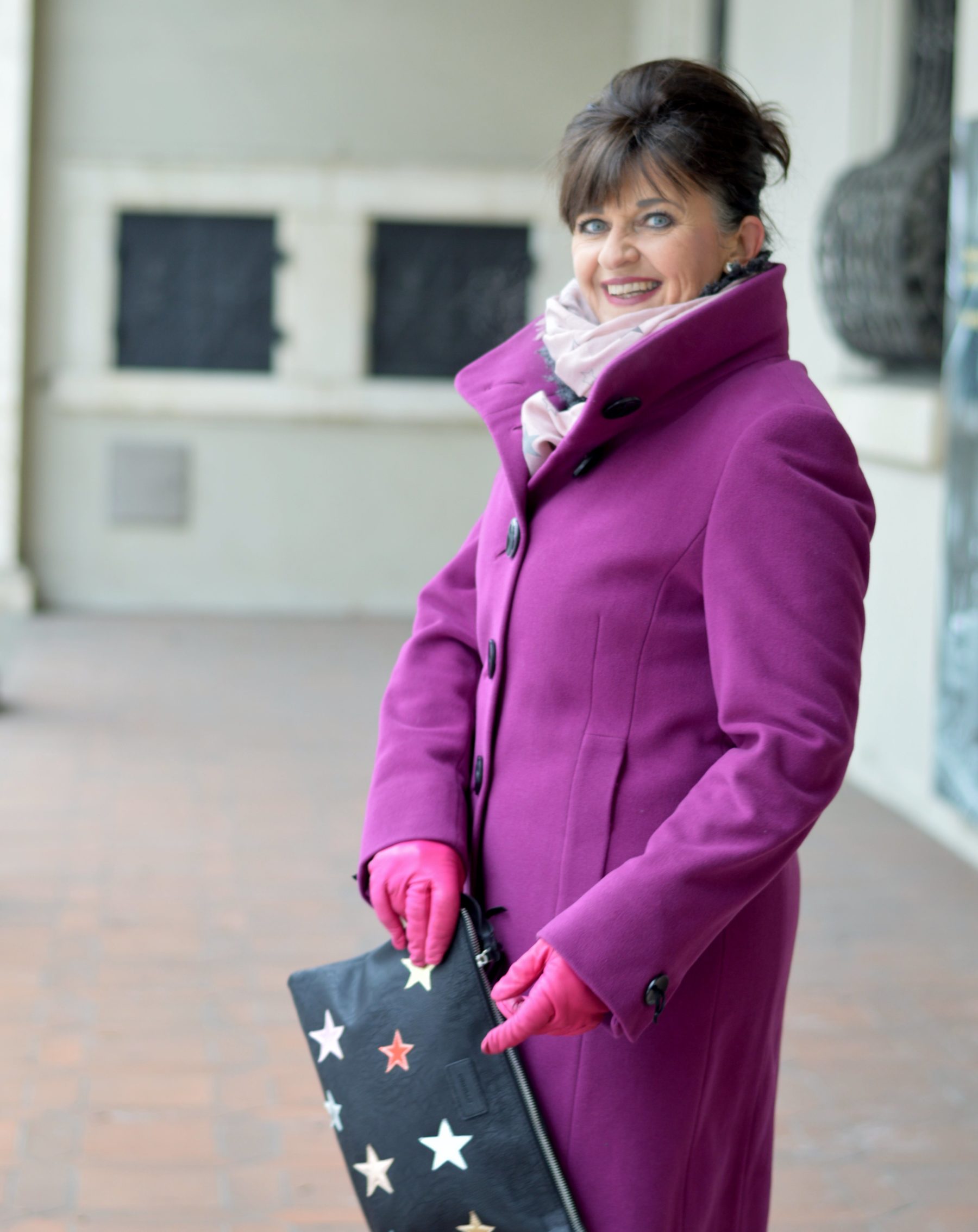 Lila Mantel mit Tasche