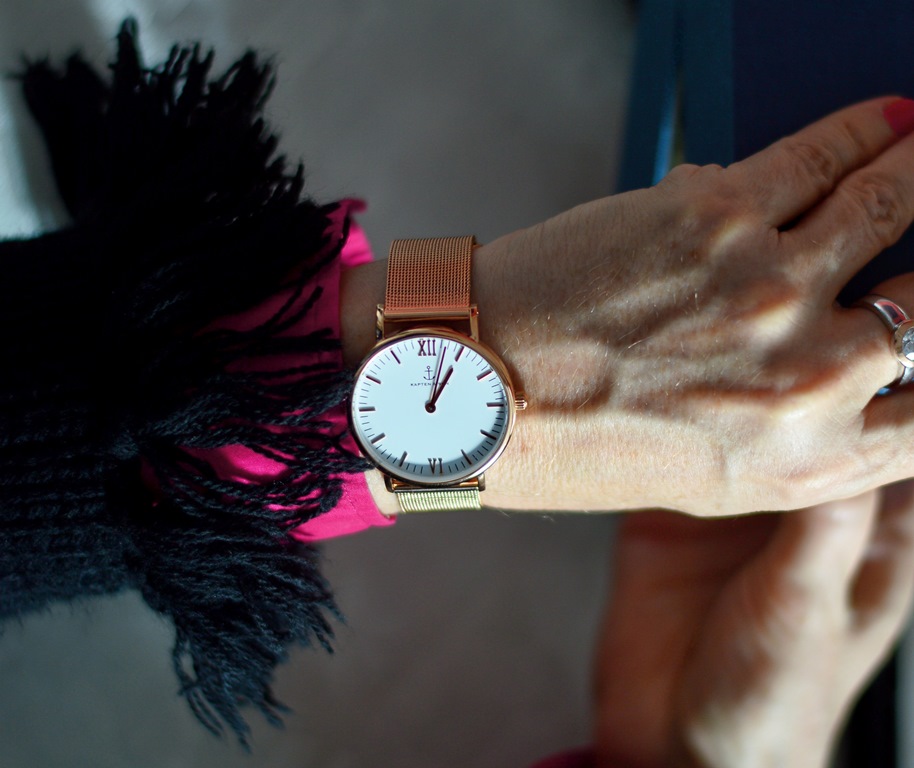 Kapten Uhr mit weißem Ziffernblatt