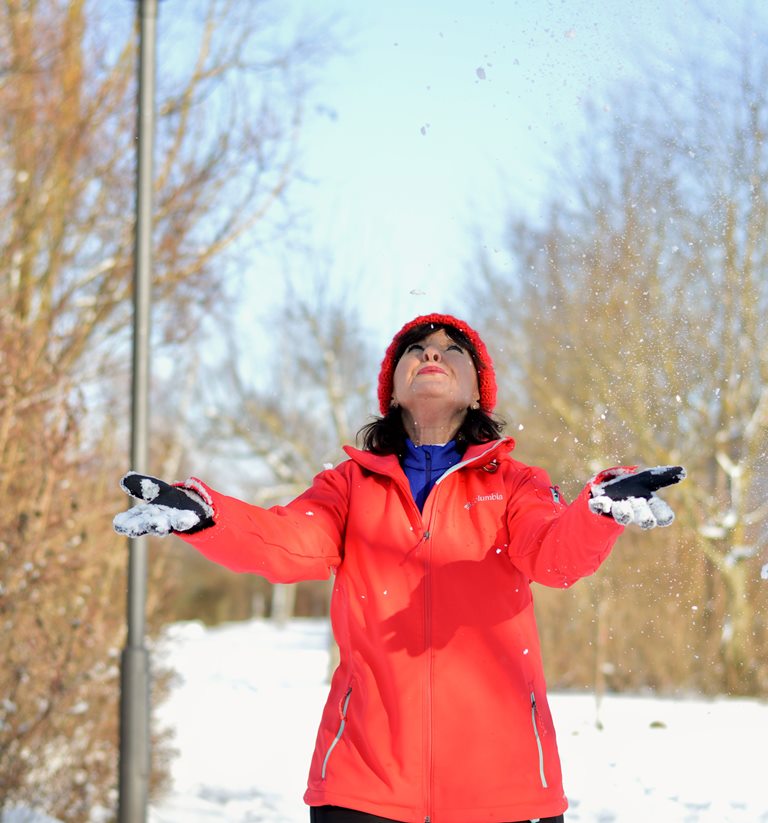 rote Softshell-Jacke im Schnee
