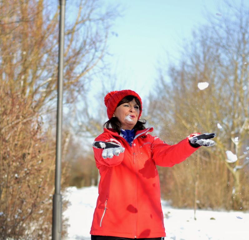 rote Softshell-Jacke mit Schnee