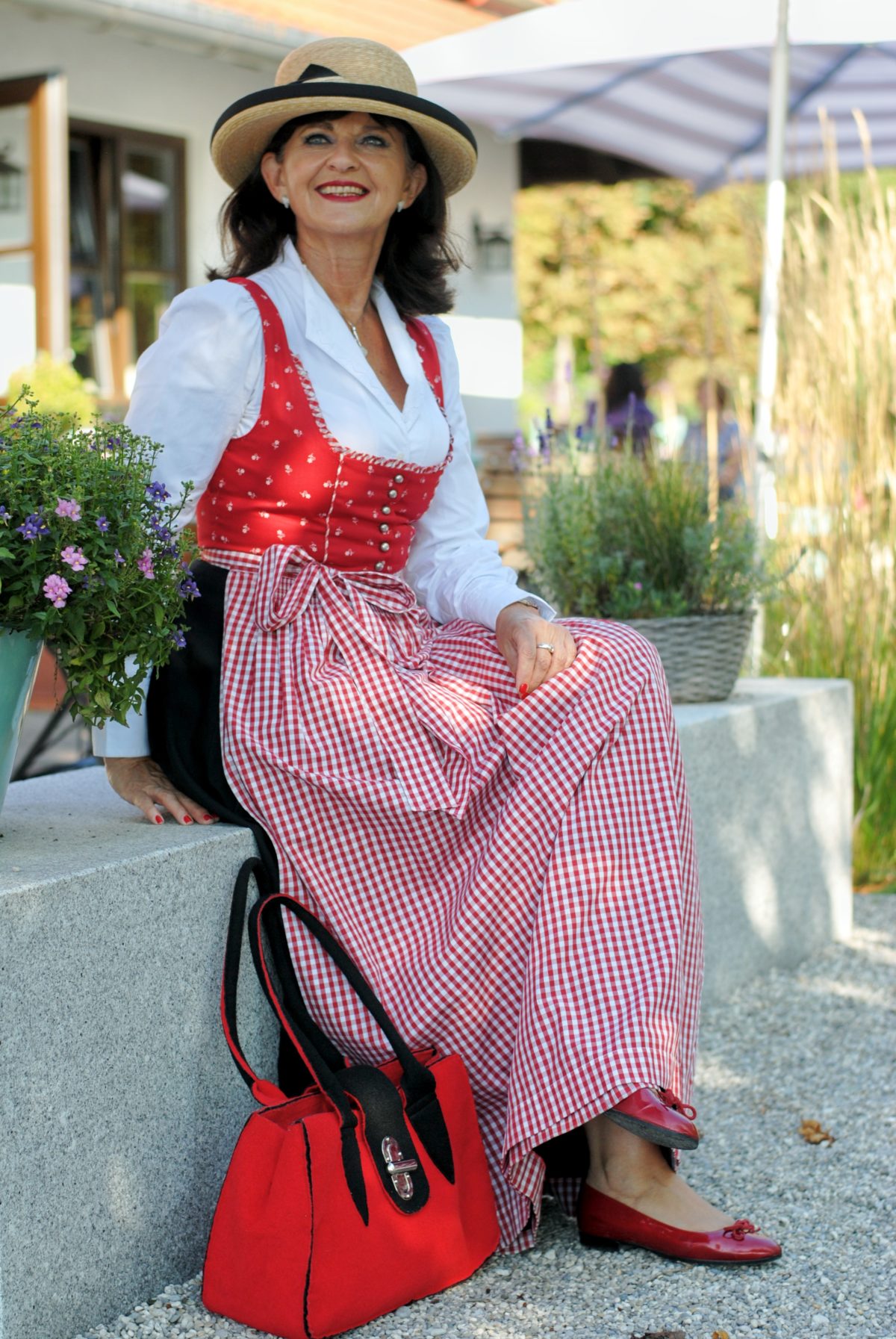 Dirndl in schwarz rot