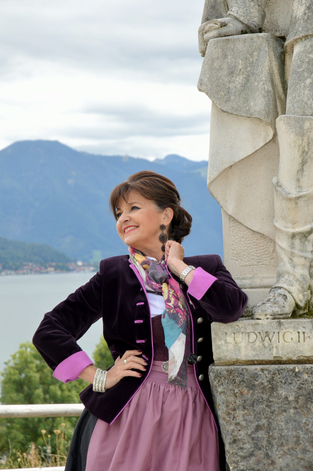 Samtjanker zum Dirndl zeigt Martina Berg mit Stil für den Herbst