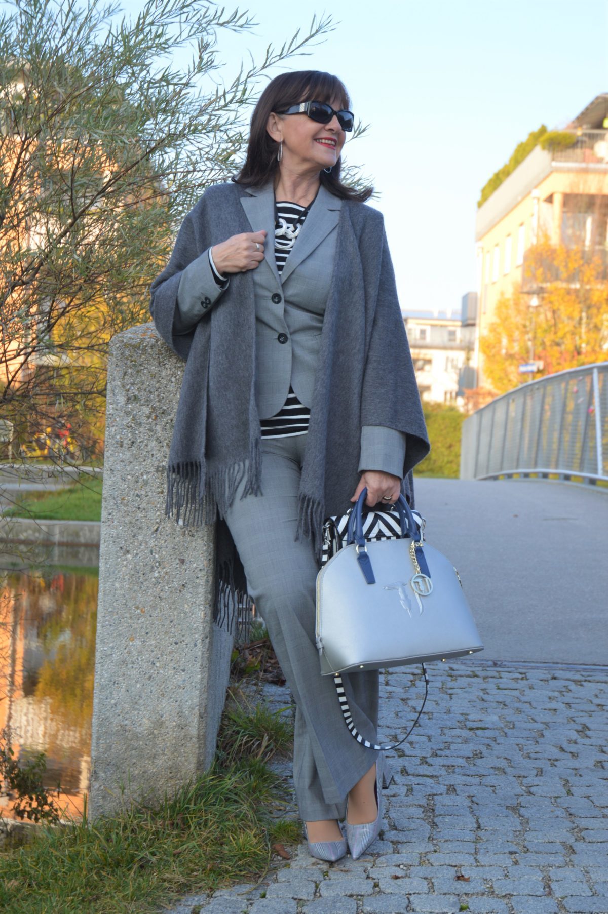 Karrierefrau im Hosenanzug