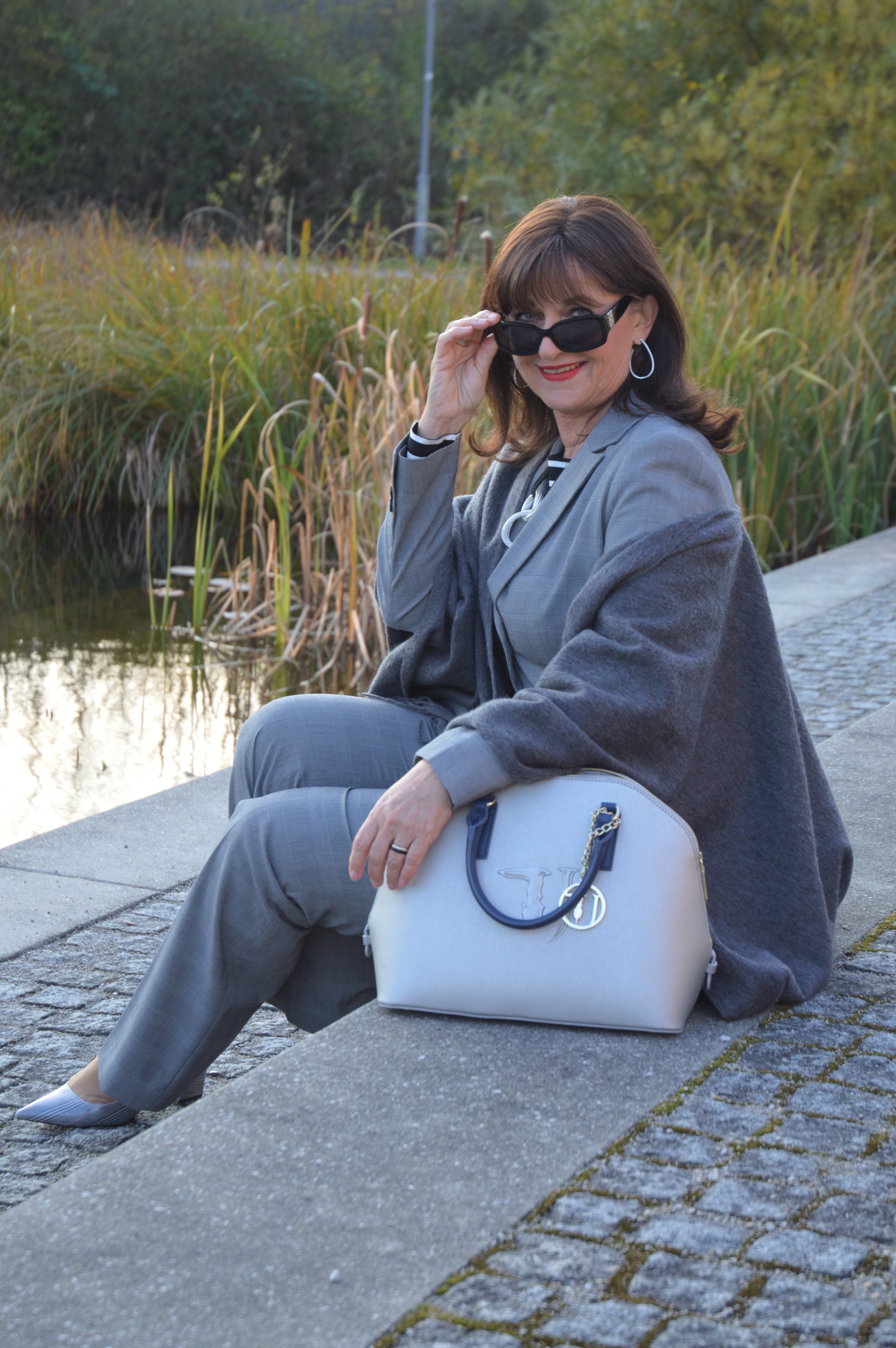 Frauen 40plus im Hosenanzug