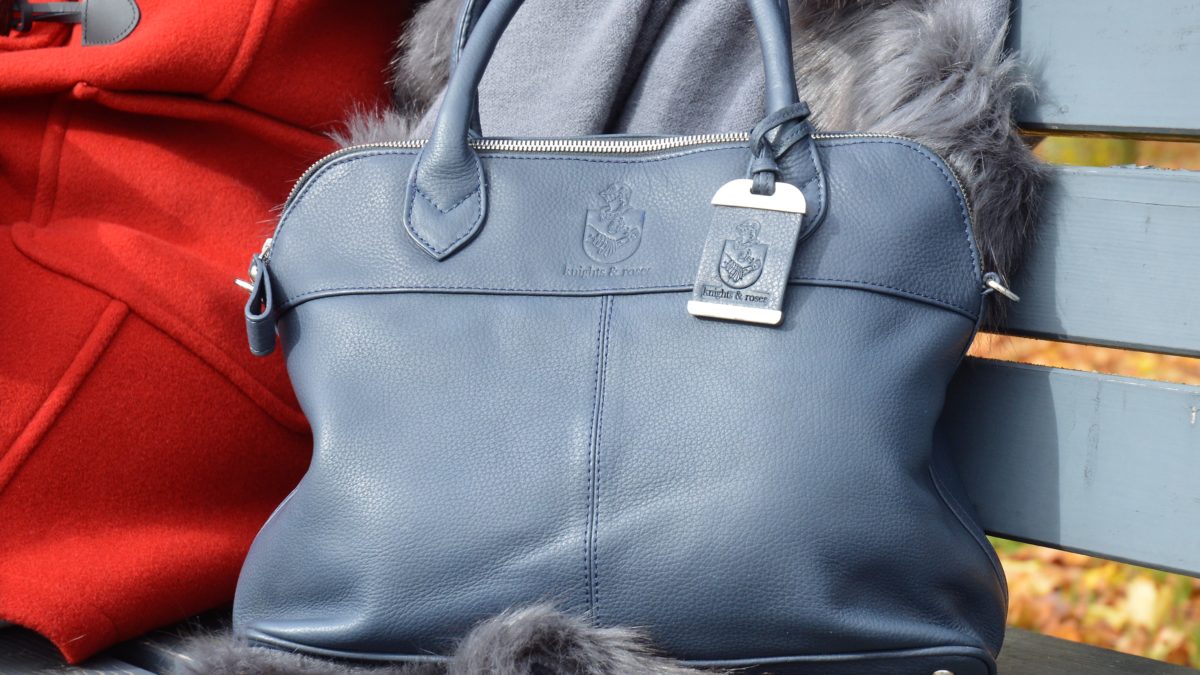 Dunkelblaue Handtasche