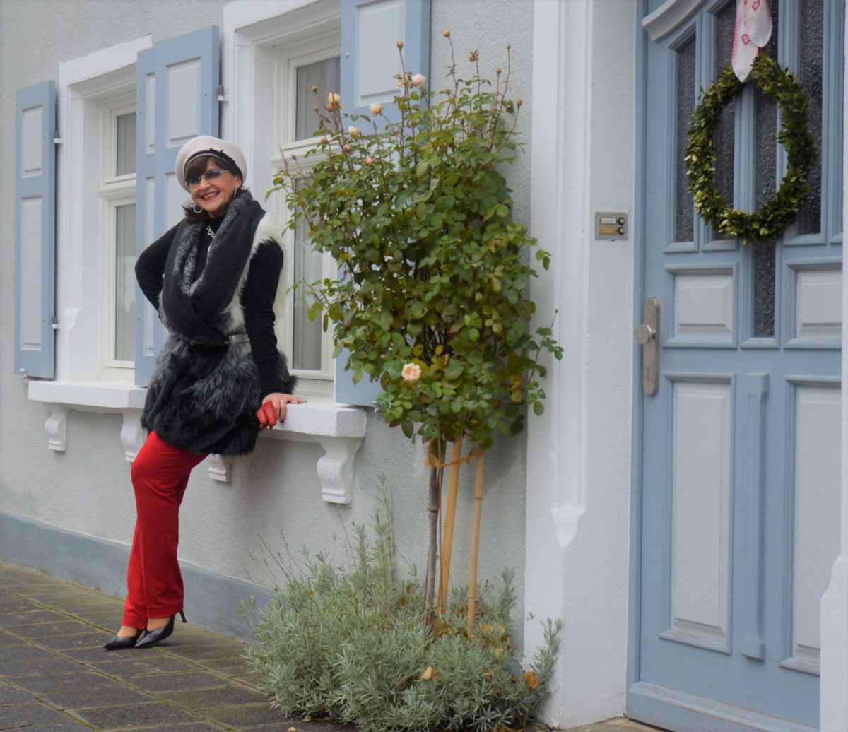 Rote Hose mit Fake Fur Weste