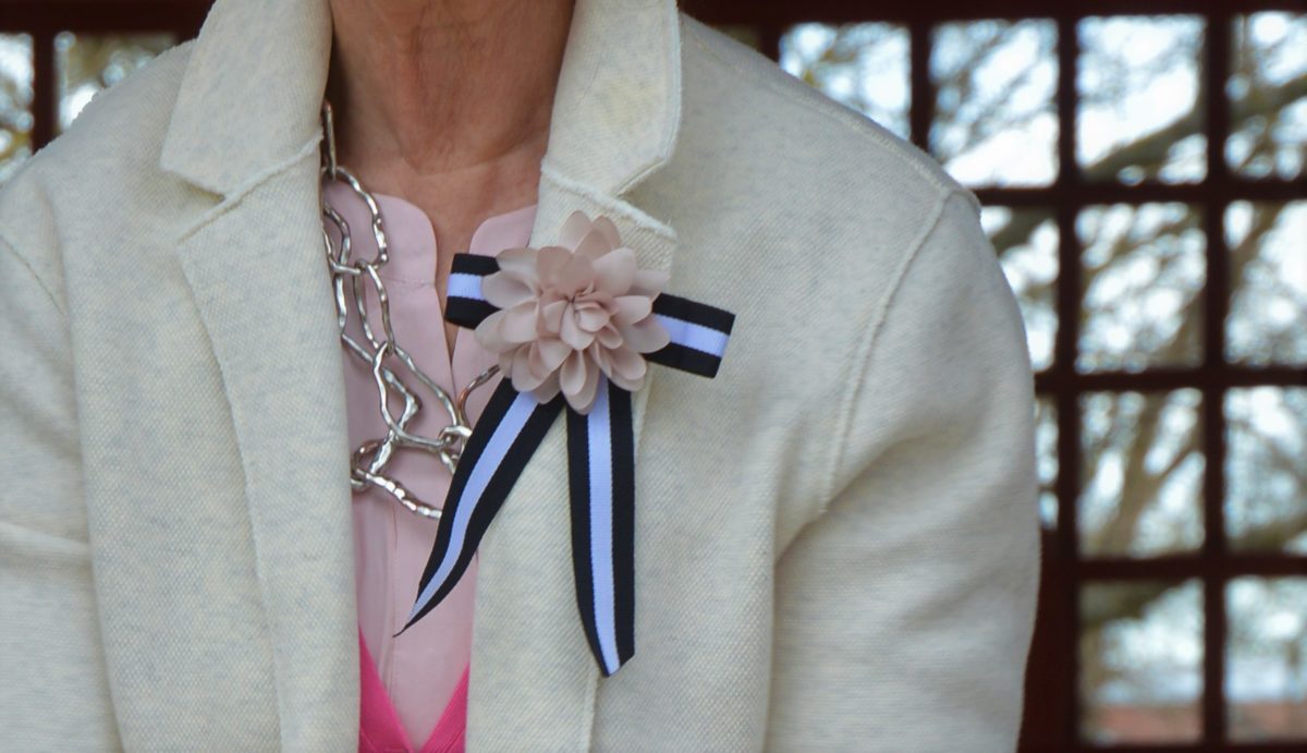 Accessoire Schleife am Revers