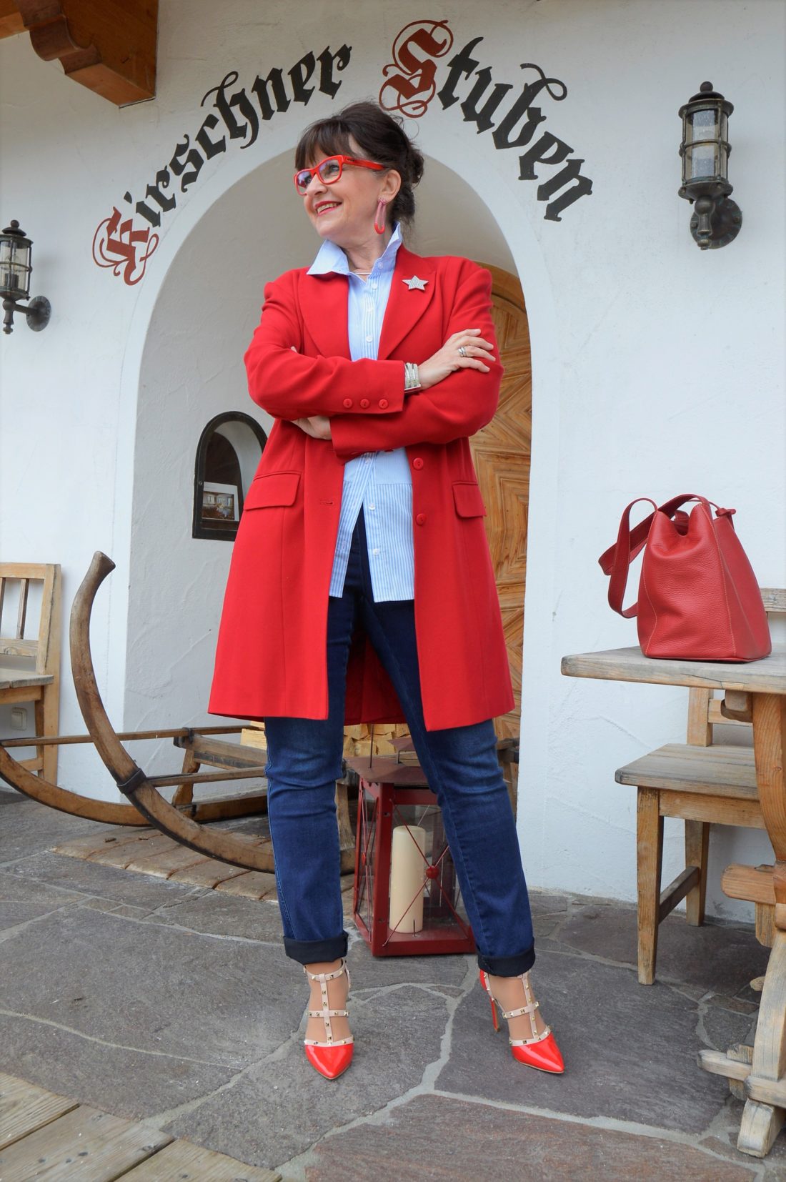 Denim mit rotem Mantel