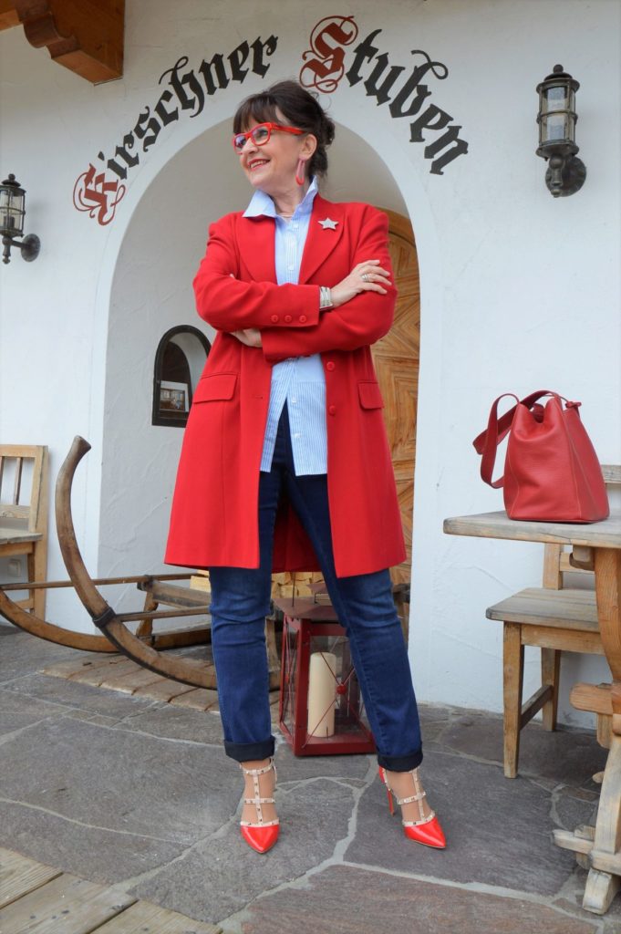DENIM mit rotem Mantel – Styling Tipps mit Jeans