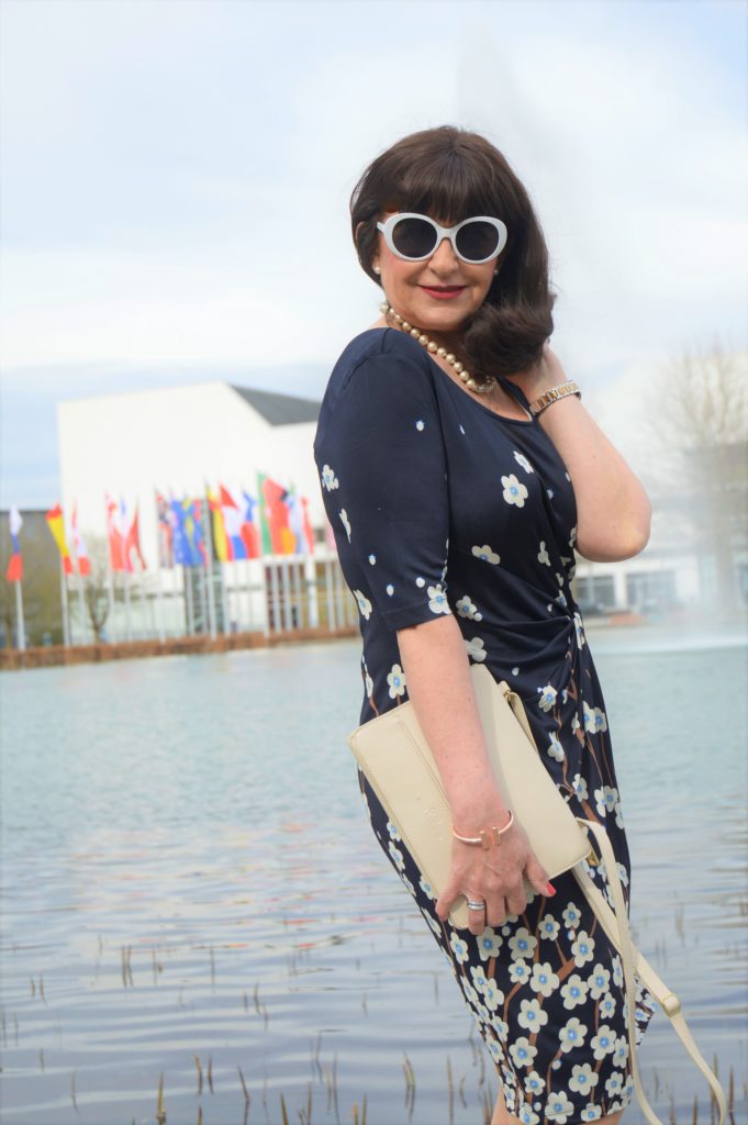 Sanduhrfigur mit Kleid