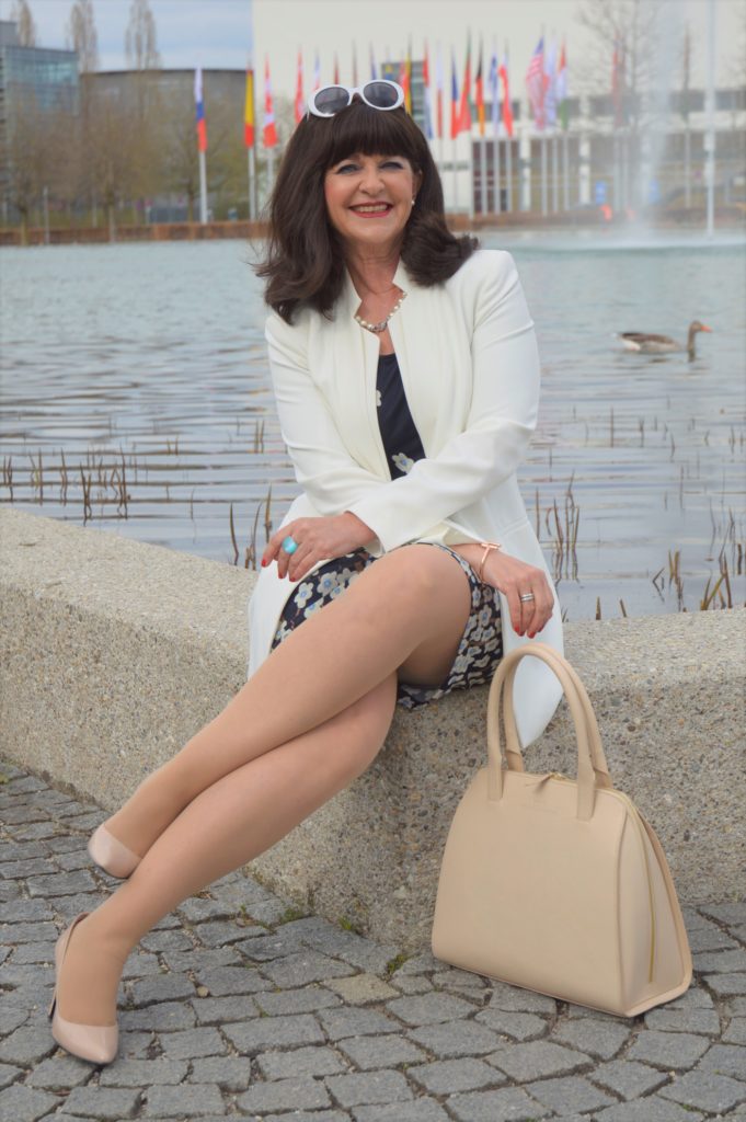 Laurel Kleid mit weißem Blazer