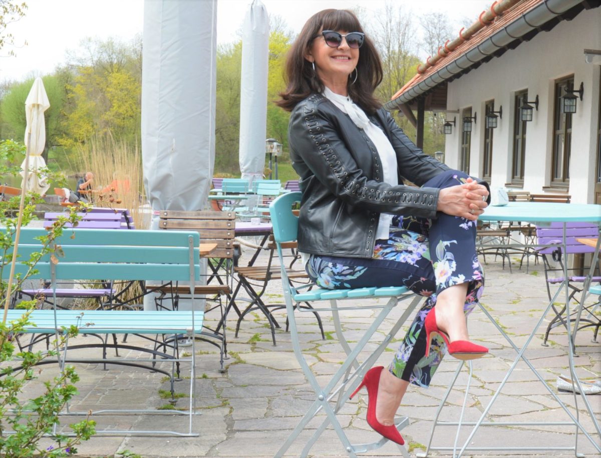 Bunte Hose mit Lederjacke
